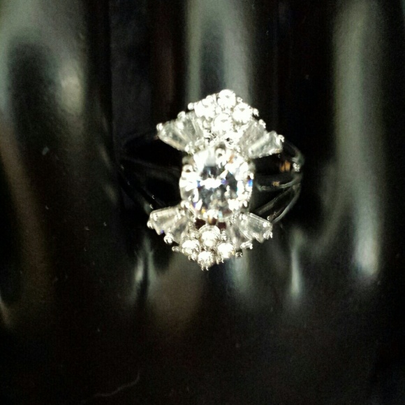 Size 8 silver ring with clear stones - Picture 4 of 4